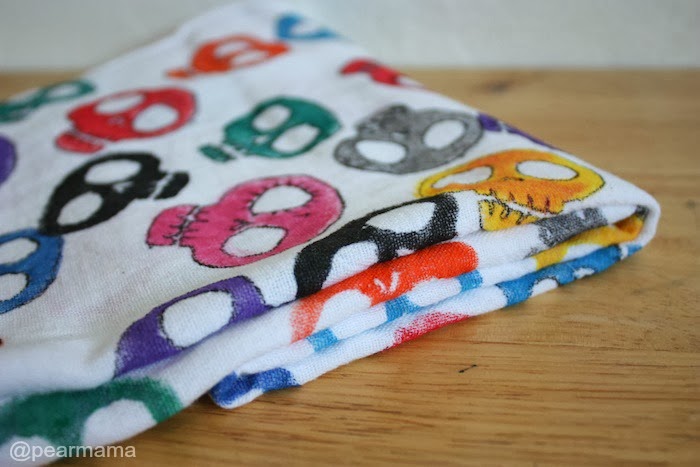 In honor of Dia de los Muertos, make your own sugar skull kitchen toalla (towel) using a potato stamp, fabric paint and a white flour sack towel.