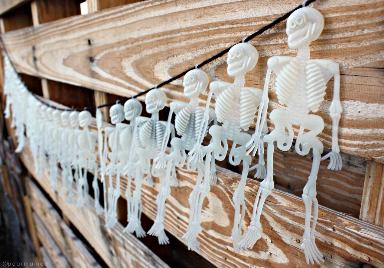 Nobody likes expensive Halloween decorations! Here is a cheap and easy way to make a fun skeleton garland for Halloween from the dollar store.